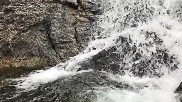 Cachoeira close up câmera lenta — Vídeo de Stock