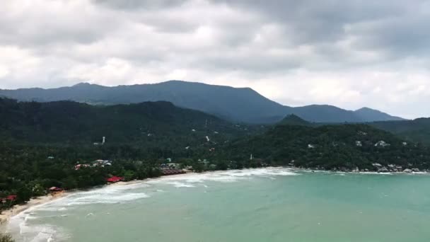 Time lapse Montañas, nubes, playa y olas — Vídeo de stock