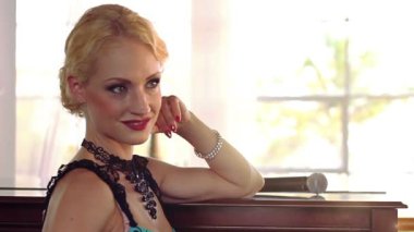 Güzel şarkıcı kadın retro tarzı