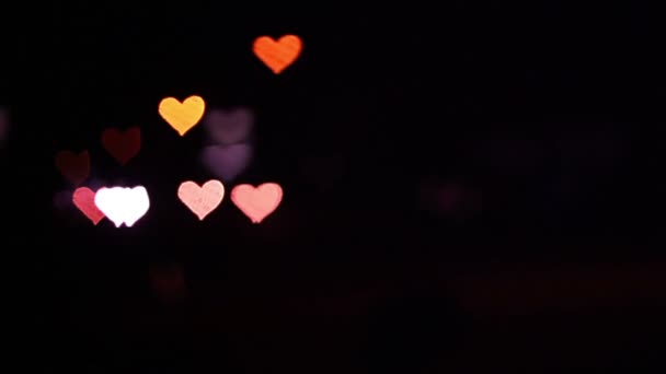 Lumières de voiture déconcentrées en forme de coeur, bokeh de nuit de la ville 