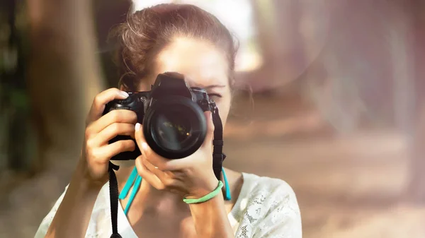 Jeune fille prendre une photo regarder en caméra dslr — Photo