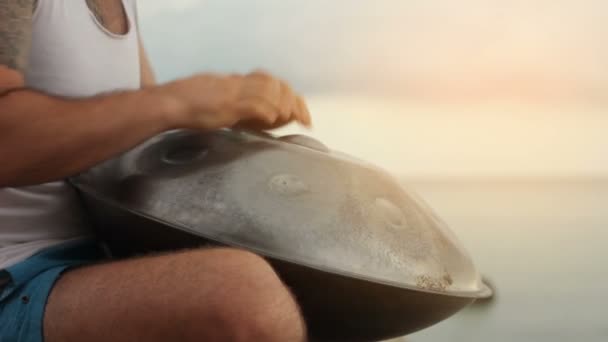 Hombre tocando tambor cuelga de cerca — Vídeos de Stock