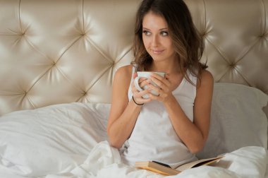 Bir fincan kahve ile oturan sevimli kız