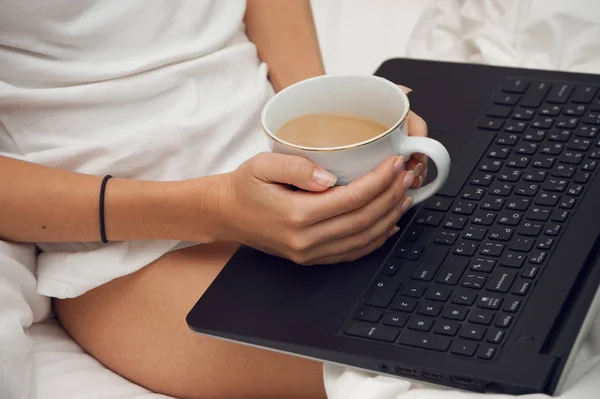 Womanwith laptop in a bed — Stock Photo, Image