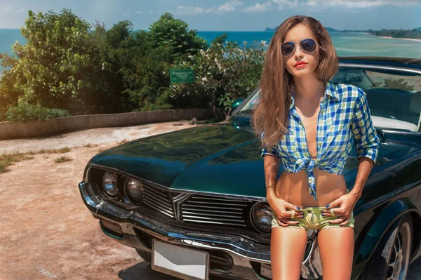 레트로 자동차와 젊은 매력적인 모델 — 스톡 사진