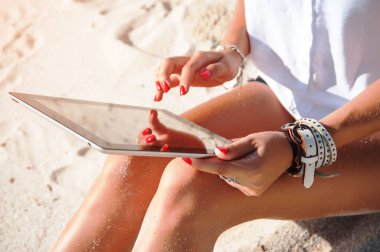eller kadın tutarak ve dijital tablet tarama