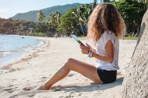 Жінка з планшетом на пляжі — стокове фото