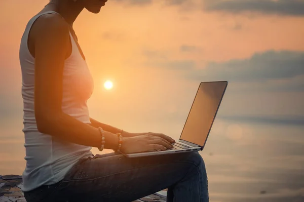 Freelancer Pani z laptopa na zachód słońca — Zdjęcie stockowe
