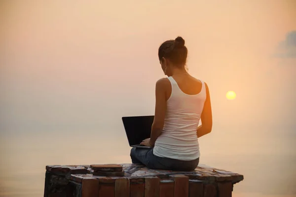 Lady pigiste avec ordinateur portable sur le coucher du soleil — Photo