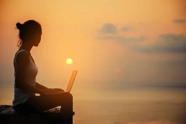 Freiberuflerin mit Laptop bei Sonnenuntergang — Stockfoto