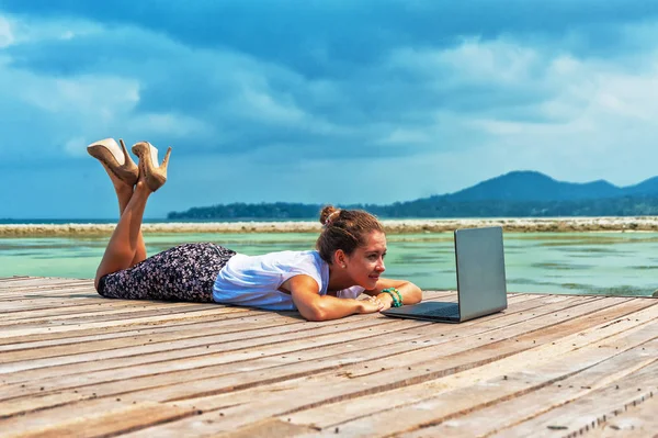 Dizüstü bilgisayar ile yoga yaparken office elbiseli kadın — Stok fotoğraf