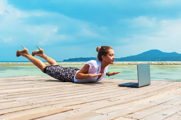 Femme en costume de bureau faisant du yoga avec ordinateur portable — Photo