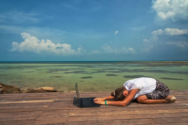 Femme en costume de bureau faisant du yoga avec ordinateur portable — Photo
