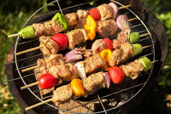 Grillowanie na węglach na przenośny grill mięsa — Zdjęcie stockowe