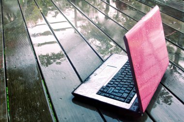 Islak zemin üstünde laptop