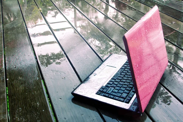 Islak zemin üstünde laptop