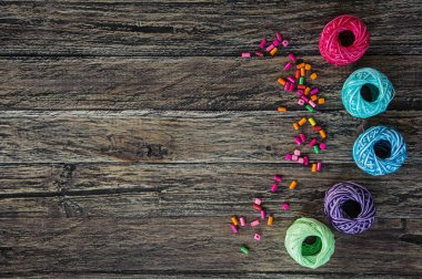 Ahşap arkaplanda renkli boncuklar