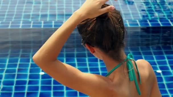 Жінка в розкішному нескінченному басейні — стокове відео