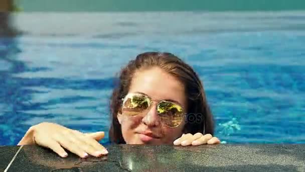 Ung kvinna njuter i exotiska pool — Stockvideo