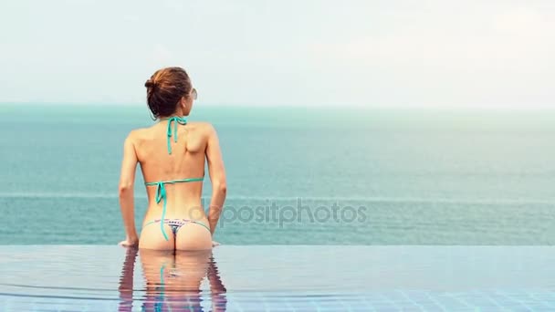 Mujer en piscina infinita de lujo — Vídeo de stock