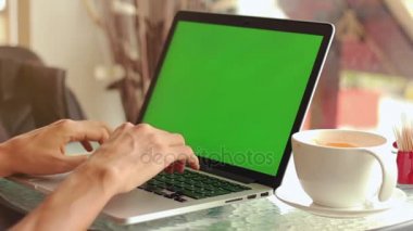 Erkek el Café yeşil ekranlı dizüstü bilgisayar kullanarak yakın çekim