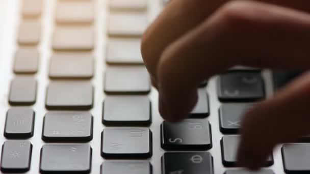 Macro shot de uma pessoa digitando em seu teclado — Vídeo de Stock
