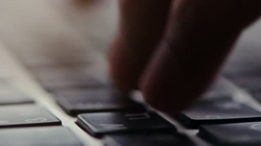 makro çekim onun klavyede yazarak bir kişinin