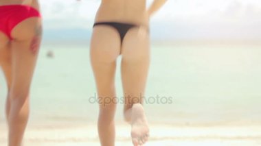 Sahilde, seksi popo güzel genç kadın arkadan görünüş