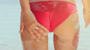 Sandy seksi kadın kalça tropikal plaj
