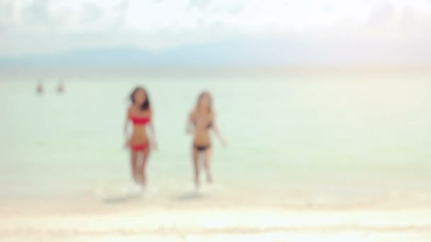 Вид ззаду красива молода жінка на пляжі, сексуальна попка — стокове відео