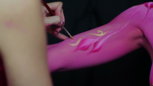 Bodyart master in work — Stock Video