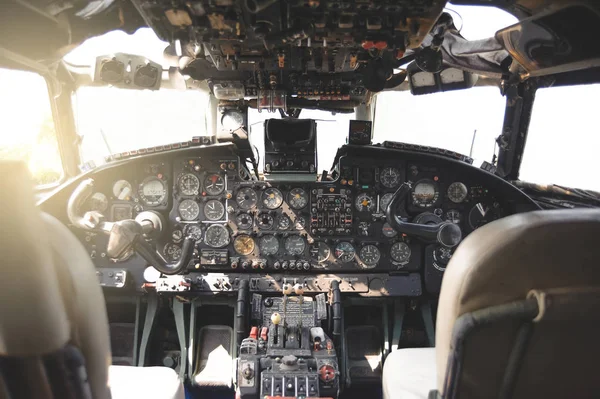 Equipamento de Cockpit de avião com indicadores, botões e instrumentos . — Fotografia de Stock