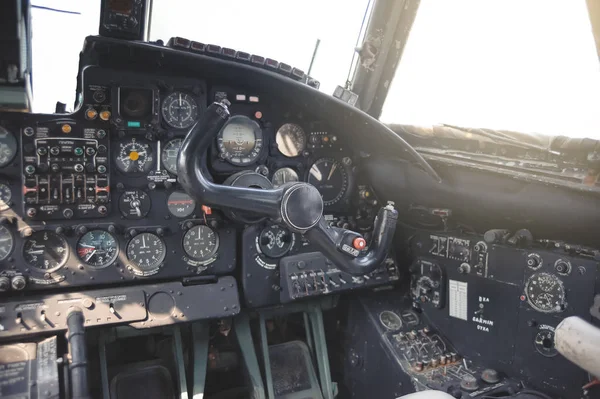 Equipamento de Cockpit de avião com indicadores, botões e instrumentos . — Fotografia de Stock