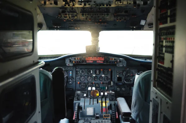 Sprzęt kokpitu samolotu z wskaźniki, przyciski i instrumenty. — Zdjęcie stockowe