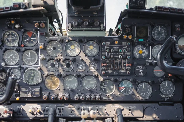 Equipamento de Cockpit de avião com indicadores, botões e instrumentos . — Fotografia de Stock