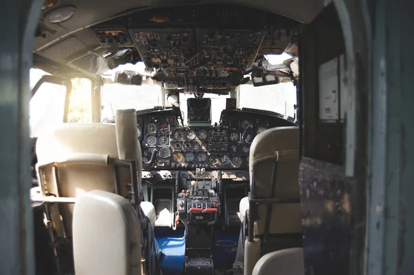 Equipamento de Cockpit de avião com indicadores, botões e instrumentos . — Fotografia de Stock