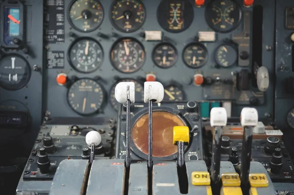 Aereo Cockpit Attrezzatura con indicatori, pulsanti e strumenti . — Foto Stock
