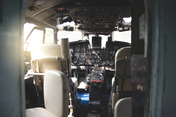 Equipamento de Cockpit de avião com indicadores, botões e instrumentos . — Fotografia de Stock