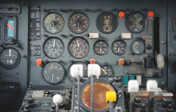 Equipamento de Cockpit de avião com indicadores, botões e instrumentos . — Fotografia de Stock