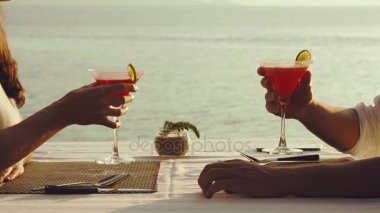 Sahilde lüks restoranda romantik bir akşam yemeği