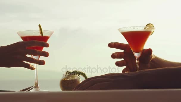 Cena romántica en la playa en un restaurante de lujo — Vídeo de stock