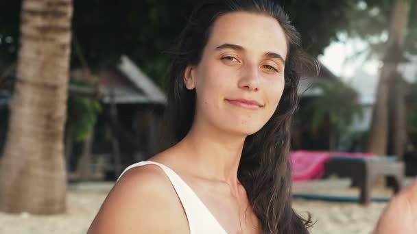 Gülümseyen güzel genç kadın portresi kapatın — Stok video