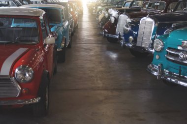 Bangkok, Tayland - 1 Şubat 2017: Jesada araba Müzesi'nde otopark retro vintage arabalar