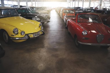 Bangkok, Tayland - 1 Şubat 2017: Jesada araba Müzesi'nde otopark retro vintage arabalar