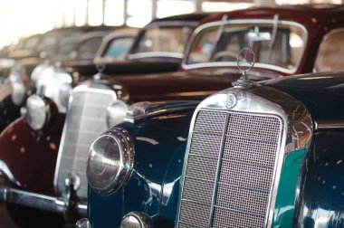 Bangkok, Tayland - 1 Şubat 2017: Jesada araba Müzesi'nde otopark vintage retro mercedes otomobil