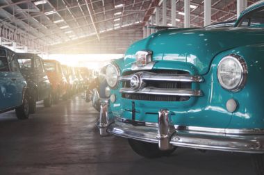 Bangkok, Tayland - 1 Şubat 2017: Jesada araba Müzesi'nde otopark retro vintage arabalar