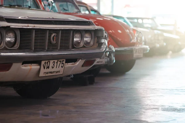 BANGKOK, TAILANDIA - 1 DE MARZO DE 2017: aparcamiento retro vintage en Jesada Car Museum — Foto de Stock