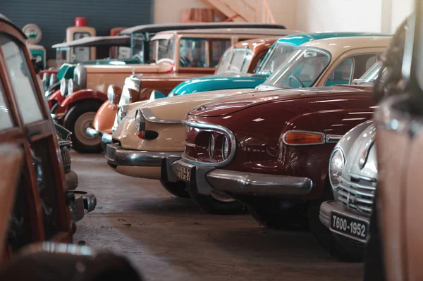 BANGKOK, TAILANDIA - 1 DE MARZO DE 2017: aparcamiento retro vintage en Jesada Car Museum — Foto de Stock