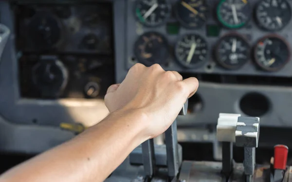 Alavancas de empuxo de cockpit de avião com mão em cima para decolagem — Fotografia de Stock