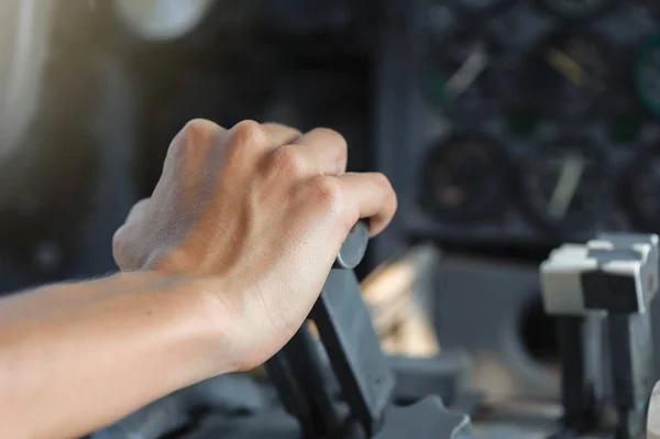 Alavancas de empuxo de cockpit de avião com mão em cima para decolagem — Fotografia de Stock